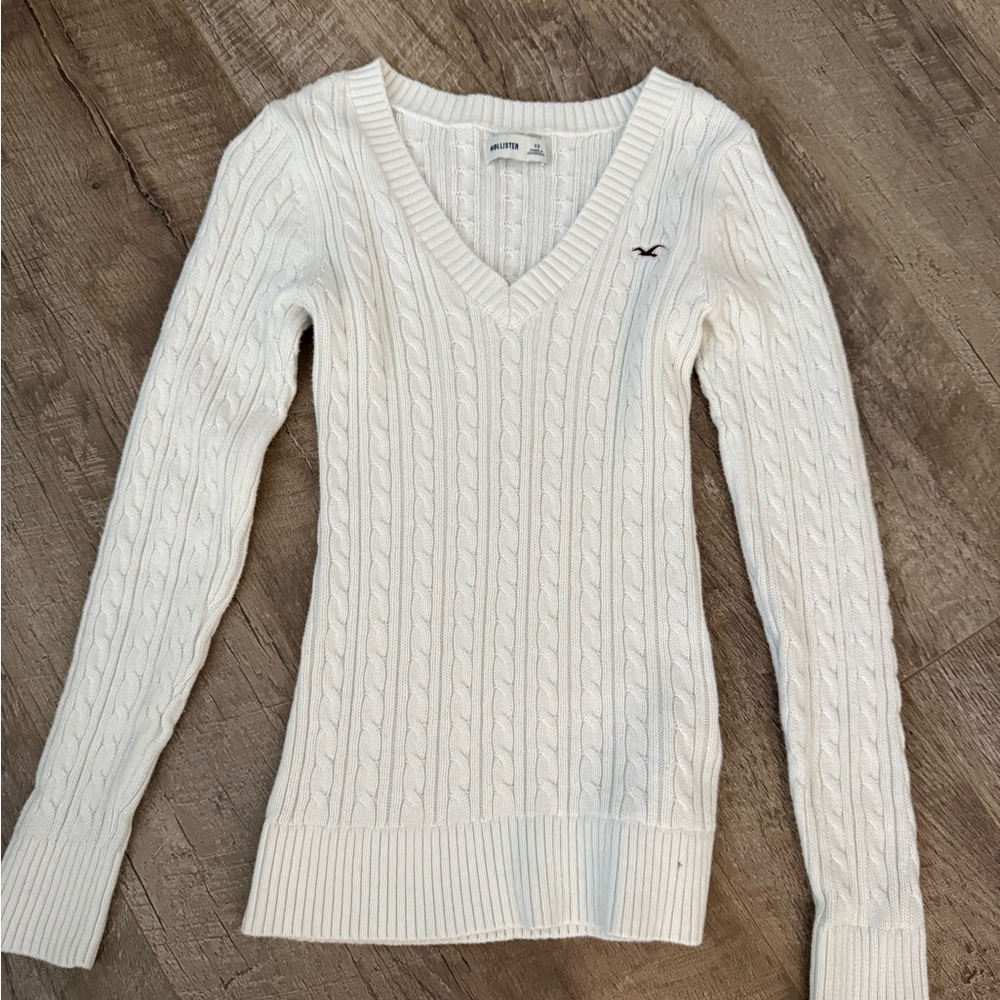 White hollister knit v neck sweater